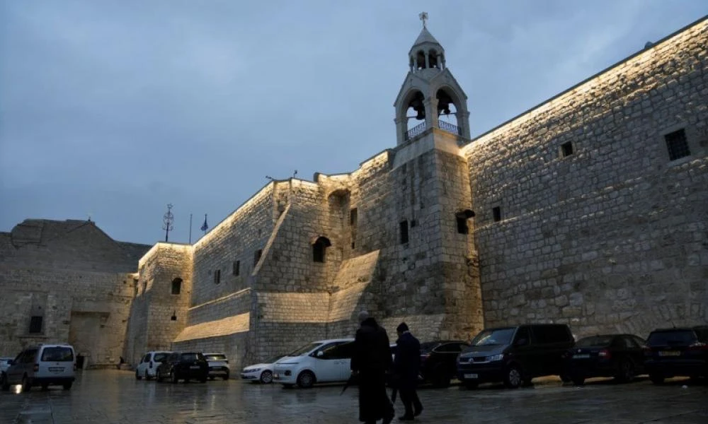 Μαύρα Χριστούγεννα φέτος στην Βηθλεέμ: Μέσα στον ναό προσεύχονται μόνο ελάχιστοι, ντόπιοι χριστιανοί κάτοικοι